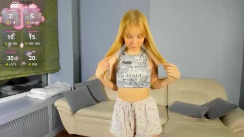 Snapshot of 18kira18 chatting on October 3, 2025, 5:54 pm Kira online show from October 3, 2025, 5:54 pm