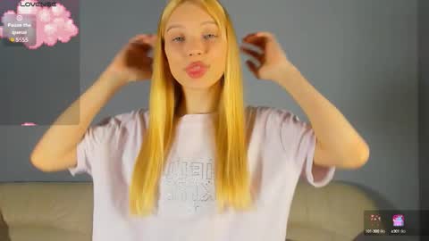 Snapshot of 18kira18 chatting on October 9, 2025, 9:02 pm Kira online show from October 9, 2025, 9:02 pm