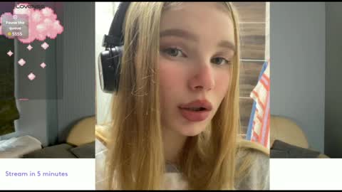 Snapshot of 18kira18 chatting on November 7, 2025, 4:56 am Kira online show from November 7, 2025, 4:56 am