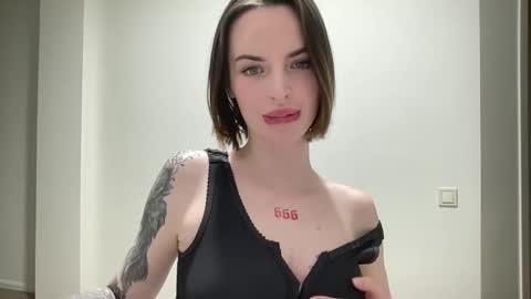 DOVE online show from November 11, 2025, 9:59 pm