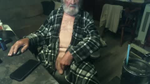 1handyanddee online show from March 4, 2025, 2:38 am