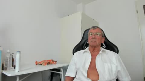 Snapshot of 200gentleman chatting on May 4, 2026, 1:18 pm Henk online show from May 4, 2026, 1:18 pm