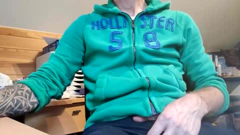 Snapshot of 22_acacia_avenue chatting on December 3, 2025, 12:25 pm 22_acacia_avenue online show from December 3, 2025, 12:25 pm