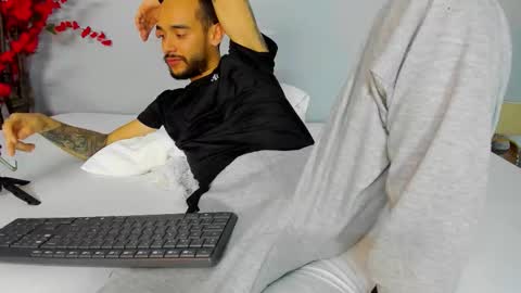 Snapshot of 2_fire chatting on November 8, 2025, 8:18 pm 2_fire online show from November 8, 2025, 8:18 pm