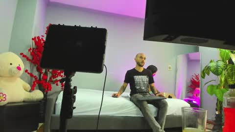 Snapshot of 2_fire chatting on November 28, 2025, 7:49 pm 2_fire online show from November 28, 2025, 7:49 pm