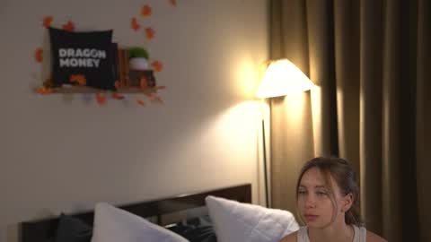 Elley  online show from November 5, 2025, 6:57 am