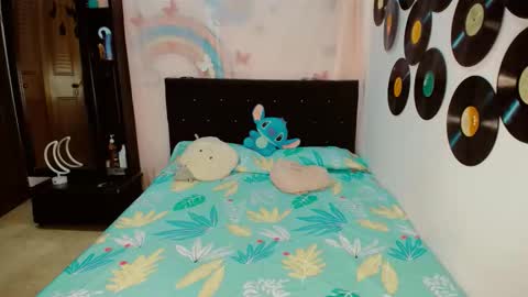 Snapshot of 2girls__dream chatting on December 15, 2025, 6:50 am samantha sharon online show from December 15, 2025, 6:50 am