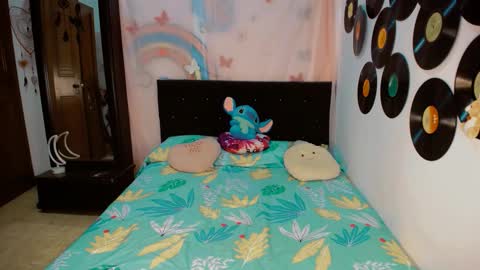 Snapshot of 2girls__dream chatting on December 22, 2025, 8:11 am samantha sharon online show from December 22, 2025, 8:11 am