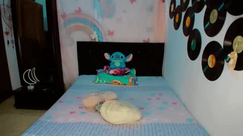 Snapshot of 2girls__dream chatting on January 13, 2026, 9:14 am samantha sharon online show from January 13, 2026, 9:14 am