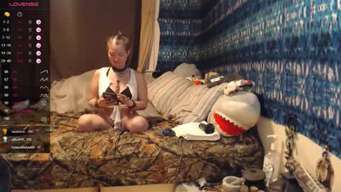 Snapshot of 420stonerchick chatting on March 25, 2026, 3:01 am 420stonerchick online show from March 25, 2026, 3:01 am