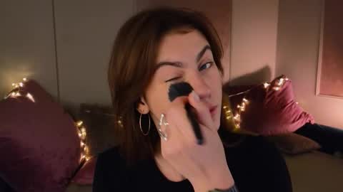 Snapshot of _a_n_n_y_ chatting on November 28, 2025, 9:17 pm Willow online show from November 28, 2025, 9:17 pm