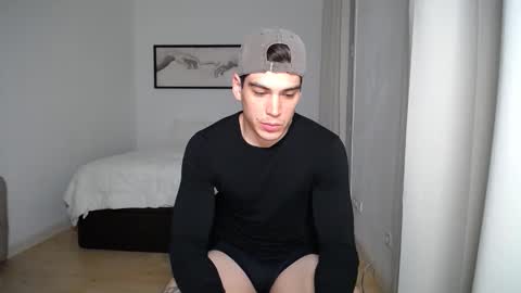Snapshot of _aesthetic chatting on May 4, 2026, 6:37 pm _aesthetic online show from May 4, 2026, 6:37 pm