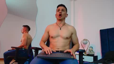 Snapshot of _andrewfalcon2 chatting on October 6, 2025, 7:44 pm _andrewfalcon2 online show from October 6, 2025, 7:44 pm