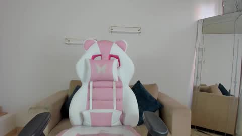    online show from November 13, 2025, 12:15 pm