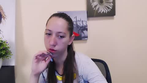Snapshot of _astraia_ chatting on June 19, 2026, 6:18 am _astraia_ online show from June 19, 2026, 6:18 am