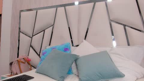 Aura online show from June 9, 2026, 3:18 am