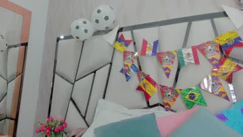 Aura online show from June 25, 2026, 3:06 am