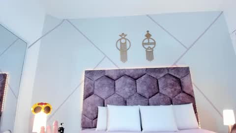 Snapshot of _aurora_collins_ chatting on October 24, 2025, 12:56 pm _aurora_collins_ online show from October 24, 2025, 12:56 pm