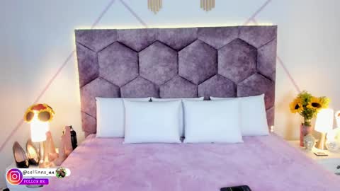 Snapshot of _aurora_collins_ chatting on October 27, 2025, 1:04 pm _aurora_collins_ online show from October 27, 2025, 1:04 pm