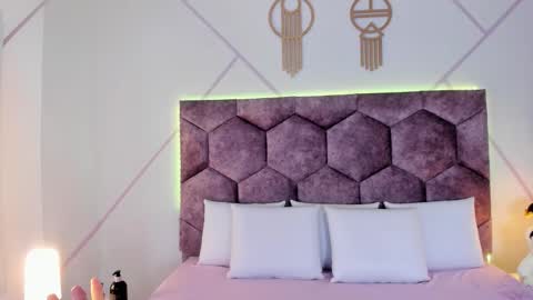 Snapshot of _aurora_collins_ chatting on October 30, 2025, 12:50 pm _aurora_collins_ online show from October 30, 2025, 12:50 pm