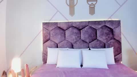 Snapshot of _aurora_collins_ chatting on November 1, 2025, 1:13 pm _aurora_collins_ online show from November 1, 2025, 1:13 pm