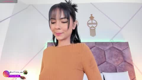 Snapshot of _aurora_collins_ chatting on November 19, 2025, 12:49 pm _aurora_collins_ online show from November 19, 2025, 12:49 pm