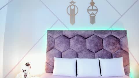 Snapshot of _aurora_collins_ chatting on November 22, 2025, 12:26 pm _aurora_collins_ online show from November 22, 2025, 12:26 pm