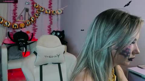 Snapshot of _bellaclark chatting on October 31, 2025, 8:43 pm Bella online show from October 31, 2025, 8:43 pm