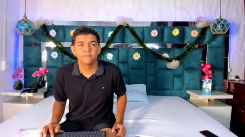 _bonnyandclyde online show from December 19, 2025, 12:01 pm