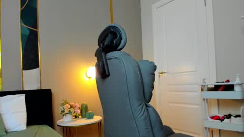 Snapshot of _bunnydollstella_ chatting on February 24, 2025, 7:11 am Stella online show from February 24, 2025, 7:11 am