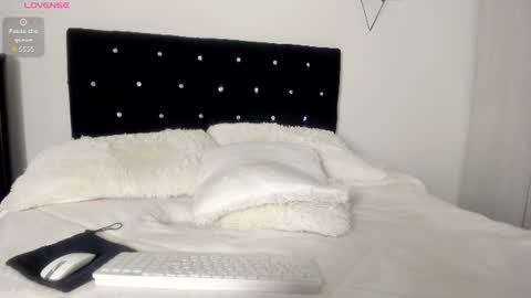 Snapshot of _cereza_ chatting on June 16, 2026, 10:12 pm Bella online show from June 16, 2026, 10:12 pm