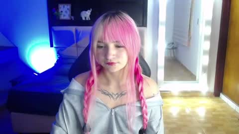 Snapshot of _charlotte_collins_ chatting on June 17, 2026, 3:46 pm _charlotte_collins_ online show from June 17, 2026, 3:46 pm
