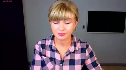 Snapshot of _comefeelme_ chatting on October 8, 2025, 5:54 pm D online show from October 8, 2025, 5:54 pm