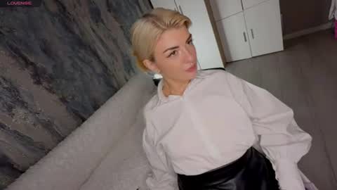Snapshot of _comefeelme_ chatting on August 9, 2026, 11:04 am D online show from August 9, 2026, 11:04 am