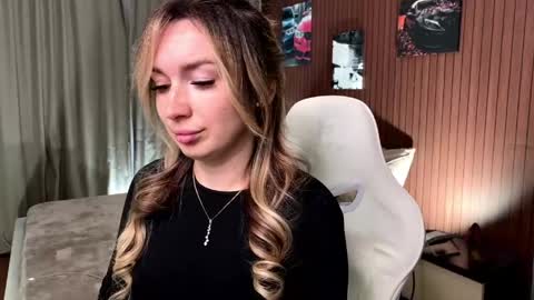 _crystal_moon_1 online show from April 25, 2026, 6:49 pm