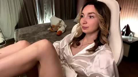 _crystal_moon_1 online show from June 10, 2026, 6:51 pm