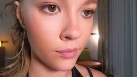 Snapshot of _demi_dee_ chatting on October 10, 2025, 3:44 pm DemiDee online show from October 10, 2025, 3:44 pm