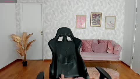 Elysa online show from May 17, 2026, 4:43 am