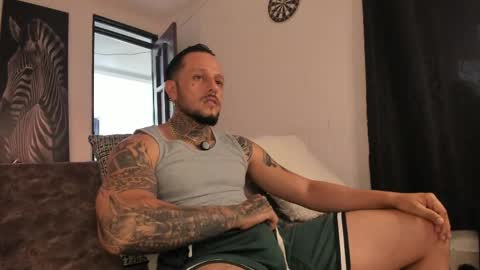Snapshot of _emilio_escobar chatting on May 14, 2026, 4:47 pm Emilio online show from May 14, 2026, 4:47 pm