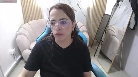 Snapshot of _evoni_b chatting on October 5, 2025, 12:14 pm evoni online show from October 5, 2025, 12:14 pm