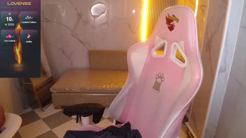 Snapshot of _evoni_b chatting on October 9, 2025, 12:58 pm evoni online show from October 9, 2025, 12:58 pm