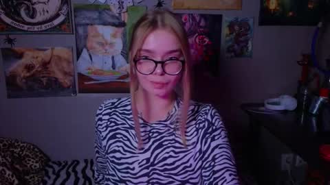 Snapshot of _favorite_ chatting on November 15, 2025, 7:43 pm KENDALL NATHAN MARRY RYANPVT IS OPEN online show from November 15, 2025, 7:43 pm