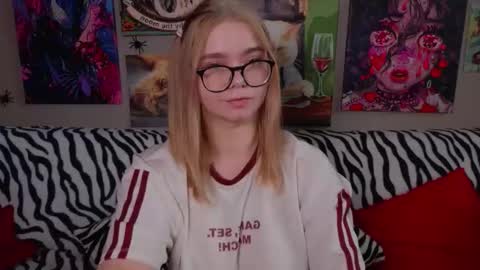 Snapshot of _favorite_ chatting on November 16, 2025, 10:21 am KENDALL NATHAN MARRY RYANPVT IS OPEN online show from November 16, 2025, 10:21 am