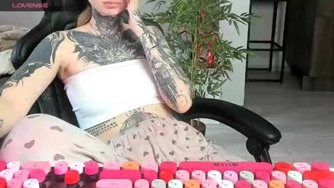 Snapshot of _feralberry__ chatting on June 3, 2026, 7:00 am Alis online show from June 3, 2026, 7:00 am