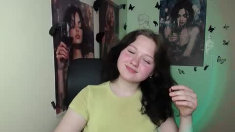 Snapshot of _foxy_lady chatting on April 22, 2026, 6:20 pm Alice online show from April 22, 2026, 6:20 pm