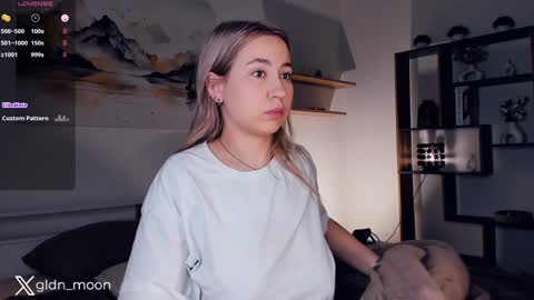 Snapshot of _golden_moon_ chatting on January 16, 2025, 1:37 am Rina online show from January 16, 2025, 1:37 am