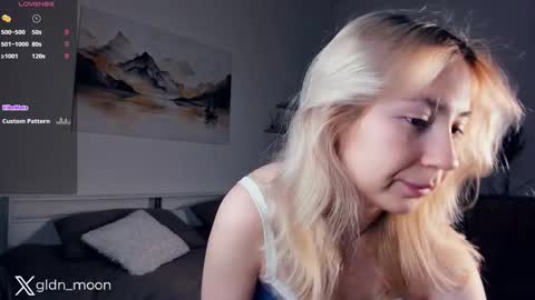 Snapshot of _golden_moon_ chatting on February 22, 2025, 7:36 pm Rina online show from February 22, 2025, 7:36 pm