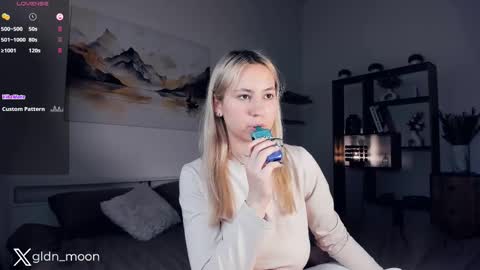 Snapshot of _golden_moon_ chatting on March 7, 2025, 10:43 pm Rina online show from March 7, 2025, 10:43 pm