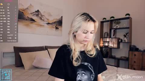 Snapshot of _golden_moon_ chatting on December 4, 2025, 8:17 pm Rina online show from December 4, 2025, 8:17 pm