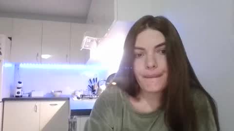 Snapshot of _hidden_frommymoom_ chatting on June 22, 2026, 12:24 am Criss4u online show from June 22, 2026, 12:24 am